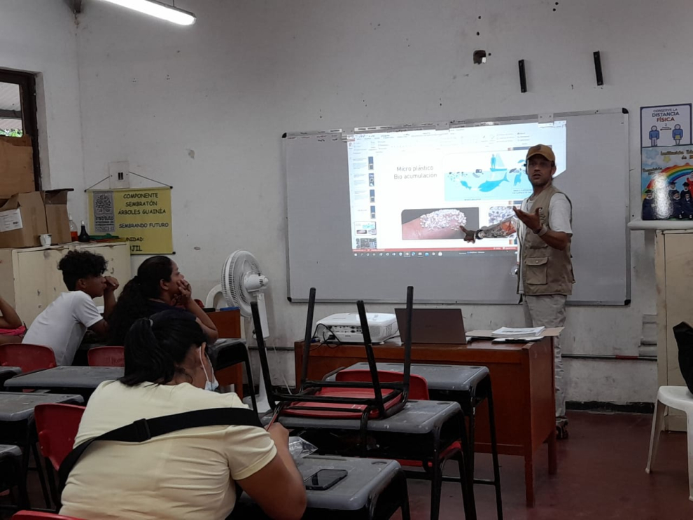 imagen alusiva a   Limpieza, siembra y clausura de botadero colegio Francisco Miranda